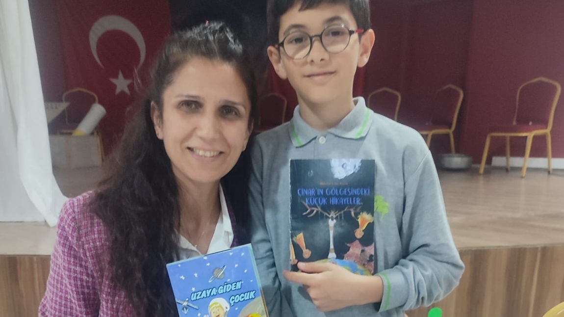 4D Sınıfı Öğrencimiz Mehmet Çınar Küçük kendi yazdığı kitabı yazarımıza hediye etti